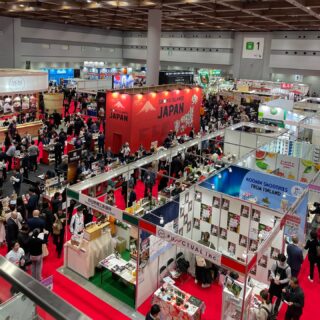 FOODEX JAPAN 2025

東京ビックサイト群馬エリア出店のプレマフーズさんの応援に行ってきました。
昨年お会いしました山川シェフに自分を覚えていた頂いてたようで
プレマ社長さんと一緒に行って頂きました上州百姓米達磨さんと、ぐんまエリア担当のぐんまちゃんのような人柄の良いマーケティング支援係の方と写真を撮って頂きまいた。

今年は暁さんと一緒に回って頂きましたので、海外の試食をたくさんさせて頂きまして今までになく楽しく行ってこられました。ありがとうございました。

@organic_premafoods
@jomasamasa
@komedaruma

#FOODEX
#展示会
#ぐんま
#小松菜うどん
#群馬の食材
#プレマフーズ
#東京ビックサイト
