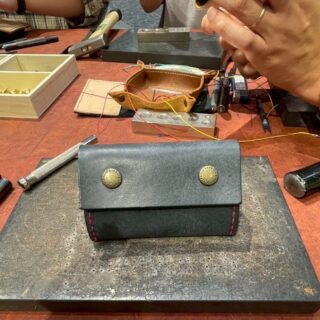 今日はちょっと個人的な話題ですが、
#kissora 高崎店 さんのワークショップに参加して、国産牛革を使ったオリジナルキーケースを作ってきました🔑👜

革の色や縫い糸の色まで自分で選べるので、世界にひとつだけの仕上がりに😊
ハンマーでカシメを打ったり、針でチクチク縫ったり…
手仕事ならではの楽しさと達成感をしっかり味わえました。

少し縫い目が曲がったのも“オリジナル”ということでご愛嬌✨
これから使い込むほどに味わいが増していくのが楽しみです。

#kissora #キソラ #高崎 #takasaki #群馬県 #gunma
#レザークラフト #革製品 #本革 #牛革 #国産 #madeinjapan #メイドインジャパン #日本製
#キーケース #keycase
#ワークショップ #workshop #ものづくり #diy #初心者大歓迎 #leather #leathercraft